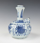 CHINESE BLUE AND WHITE 'KENDI'