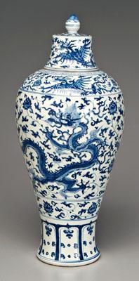 Chinese blue and white lidded vase,