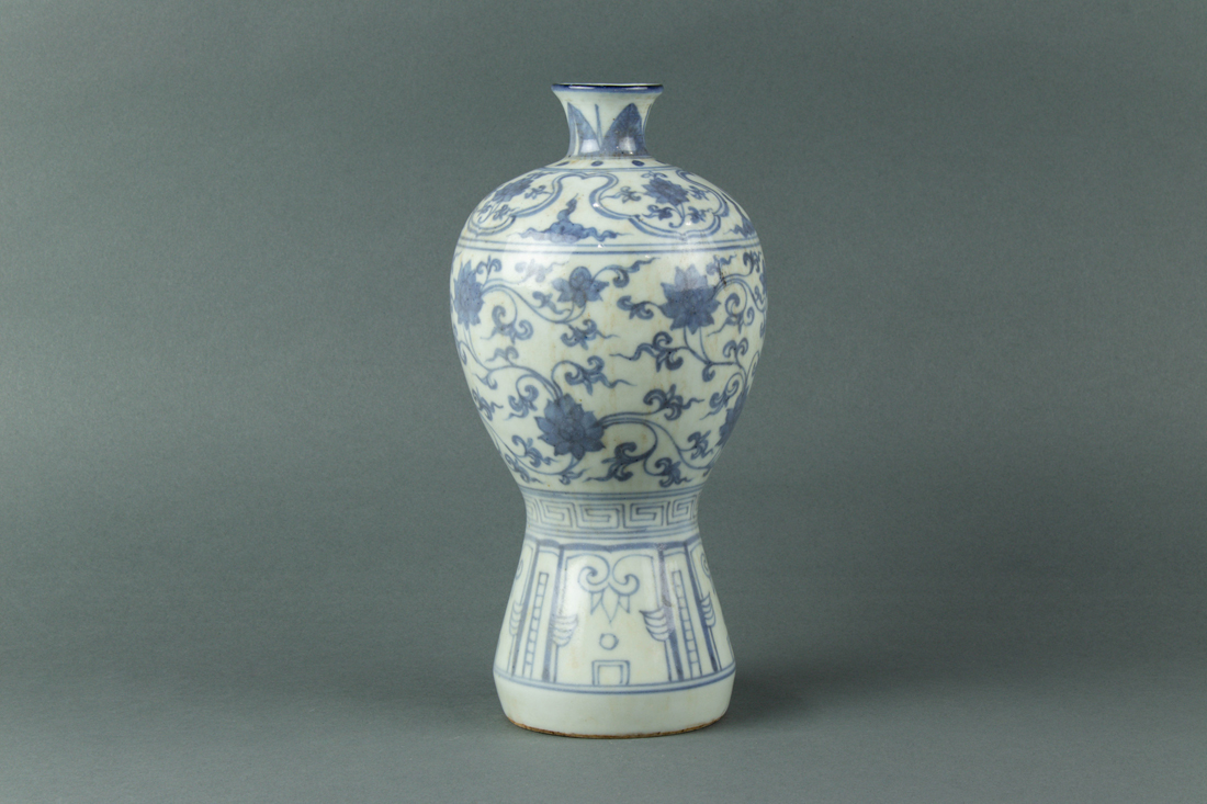 CHINESE BLUE AND WHITE 'LOTUS' VASE