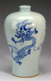 CHINESE BLUE AND WHITE MEIPING