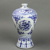 CHINESE BLUE AND WHITE MEIPING