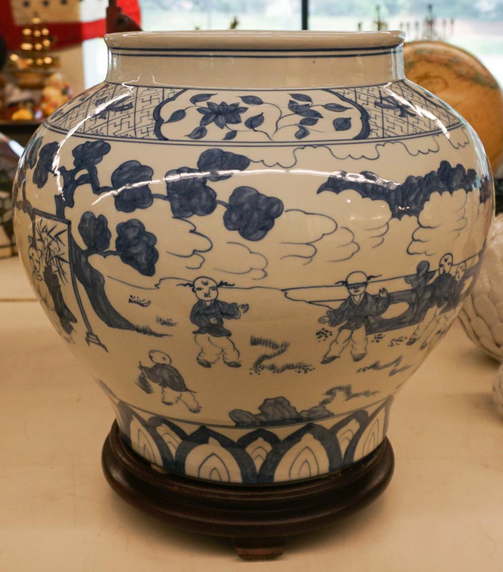 CHINESE BLUE AND WHITE PORCELAIN