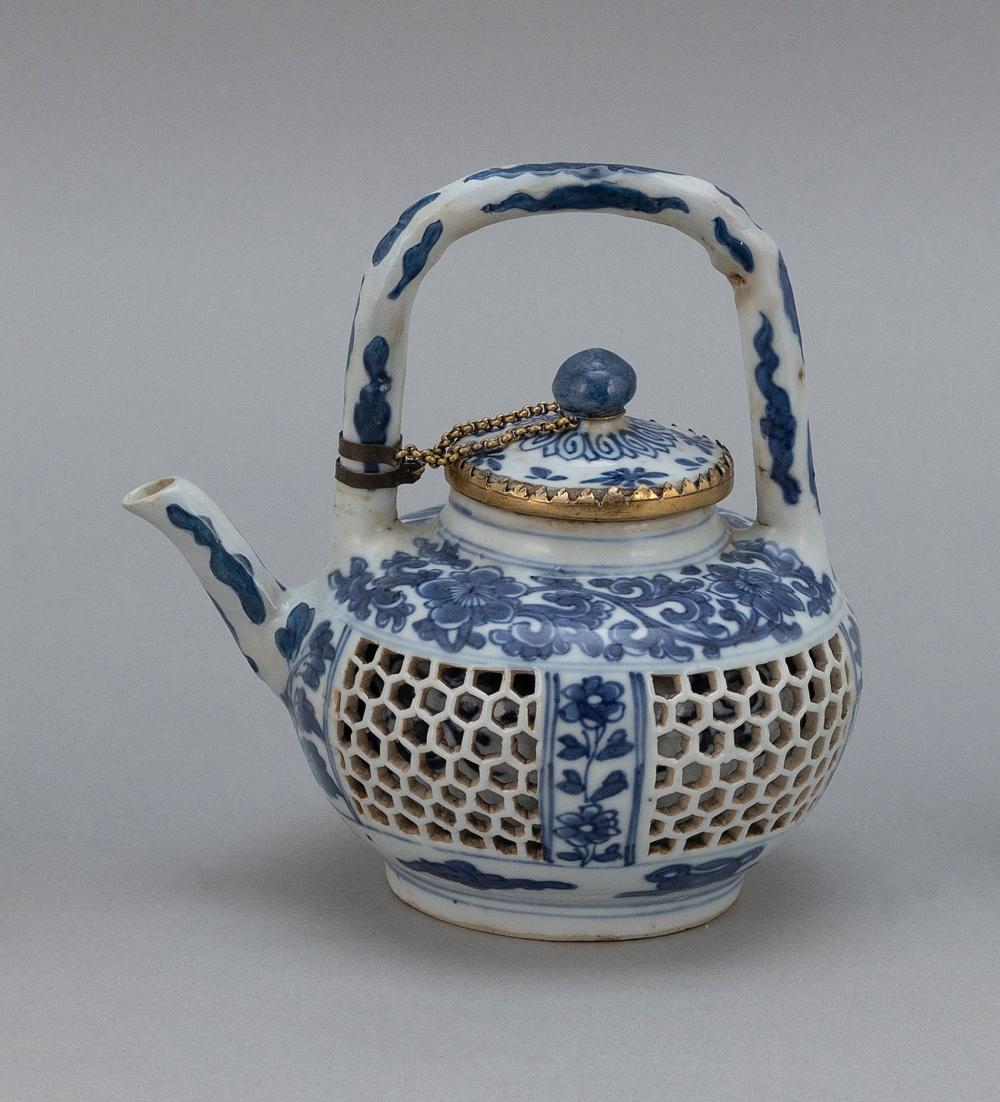 CHINESE BLUE AND WHITE PORCELAIN