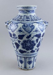 CHINESE BLUE AND WHITE PORCELA