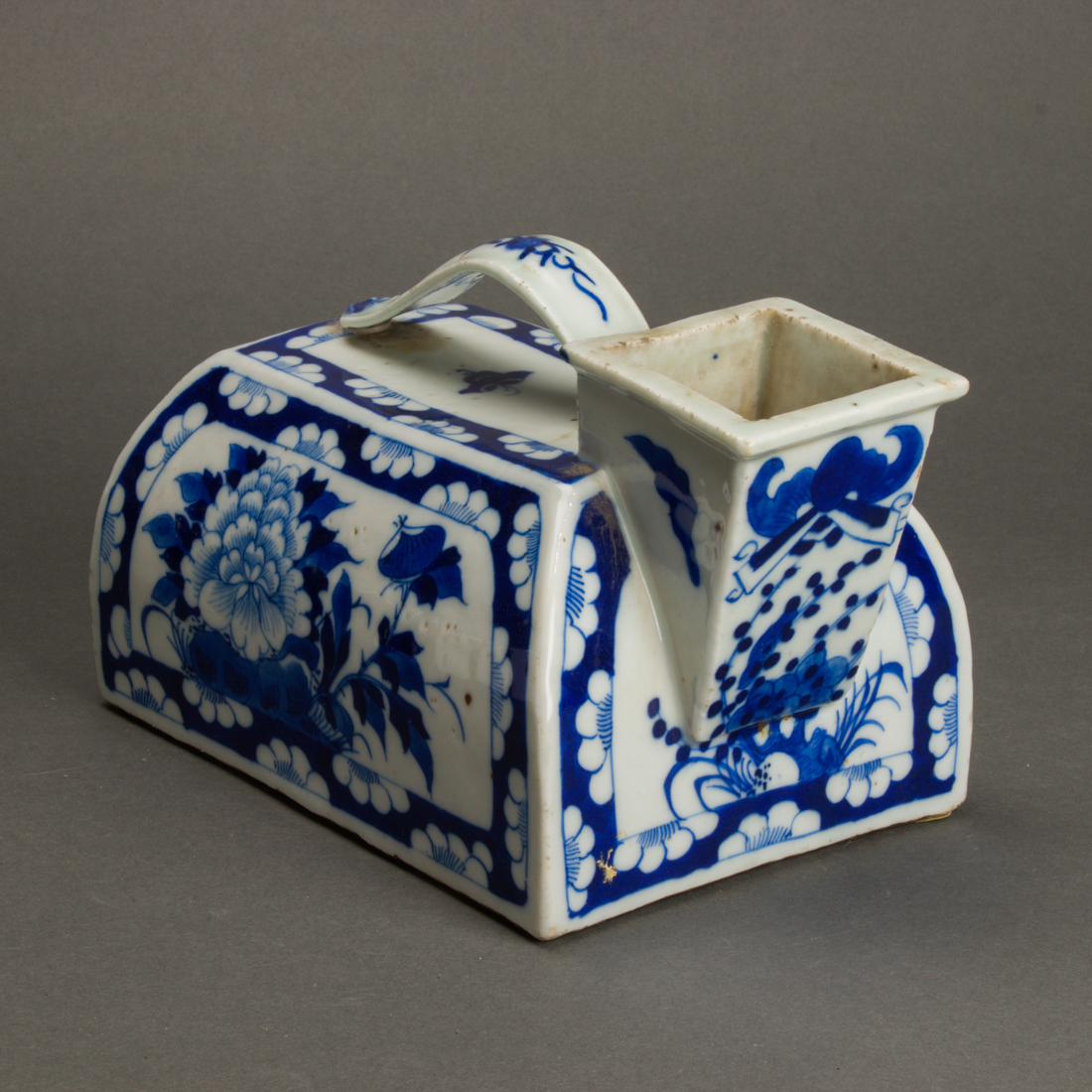 CHINESE BLUE AND WHITE POT