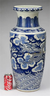 CHINESE BLUE AND WHITE ROULEAU