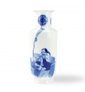 CHINESE BLUE AND WHITE VASE W/