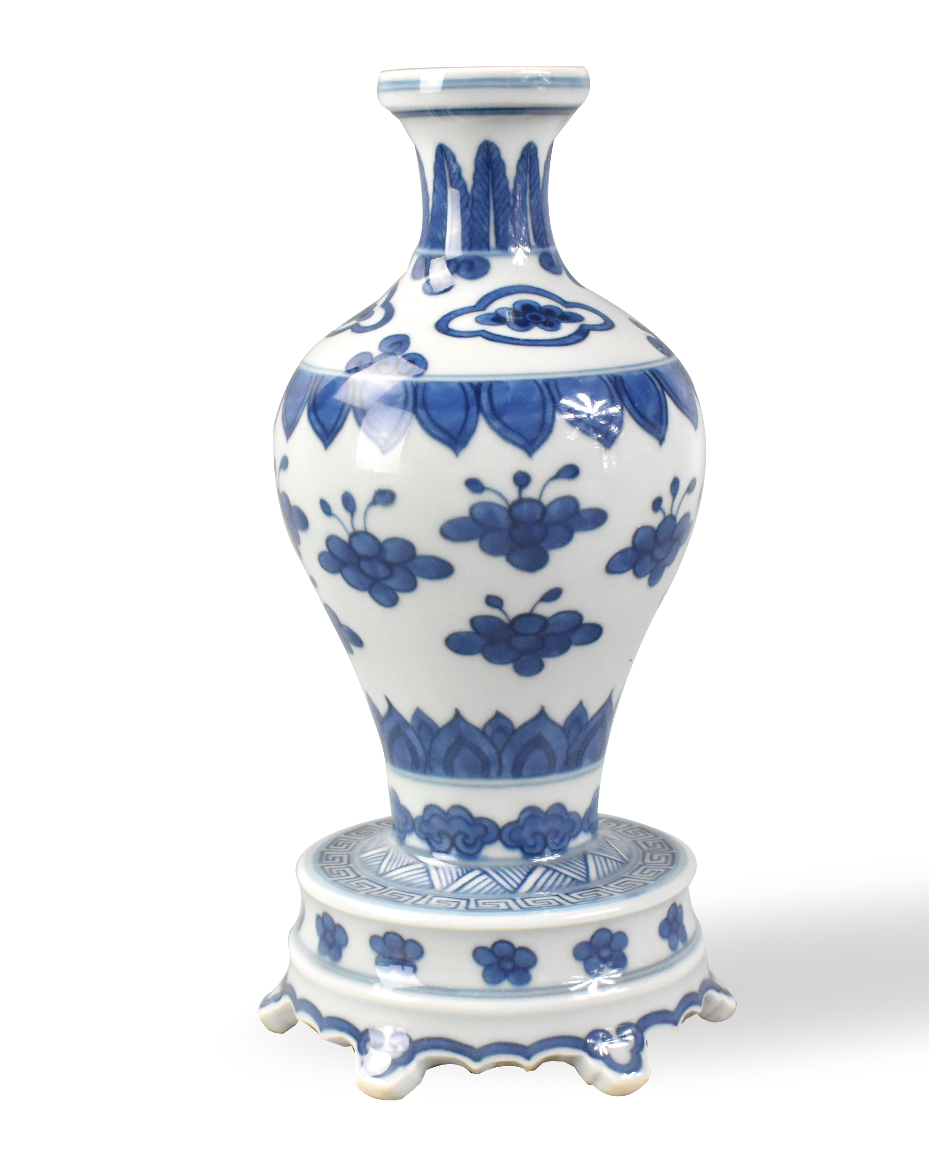 CHINESE BLUE AND WHITE VASE WITH