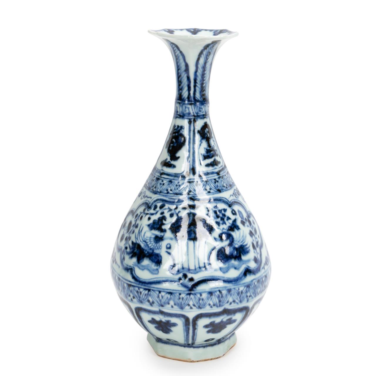 CHINESE BLUE AND WHITE VASE WITH