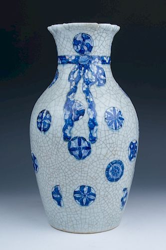 CHINESE BLUE AND WHITE VASE,