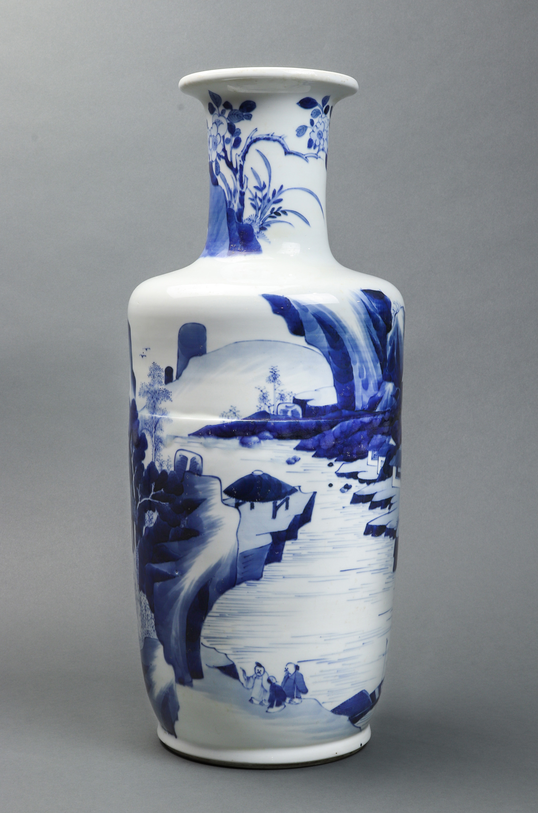 CHINESE BLUE AND WHITE VASE Chinese