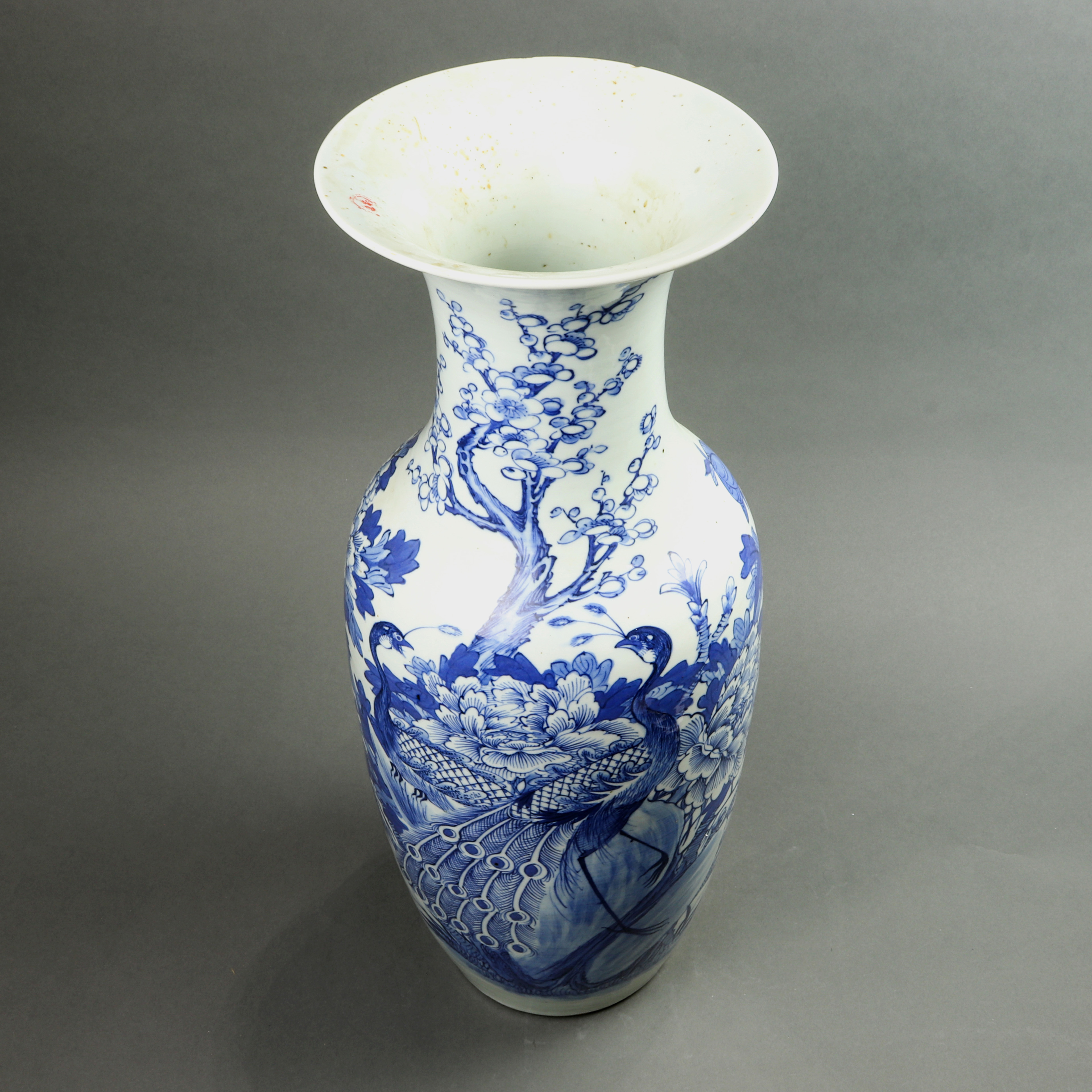 CHINESE BLUE AND WHITE VASE Chinese