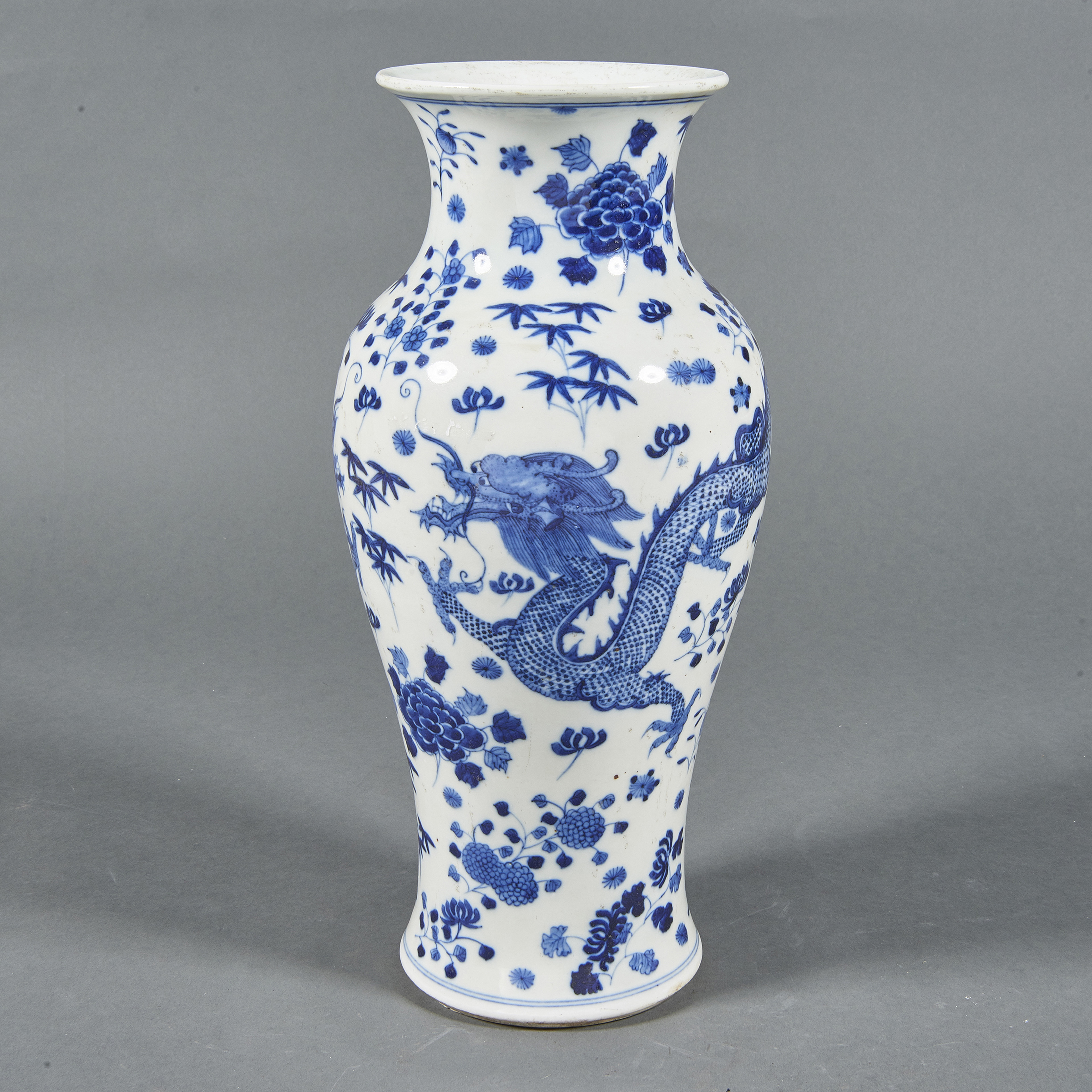 CHINESE BLUE AND WHITE VASE Chinese