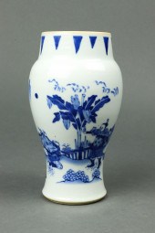 CHINESE BLUE AND WHITE VASE Ch