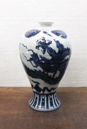 CHINESE BLUE AND WHITE VASECHI