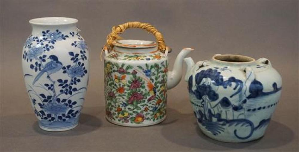 CHINESE BLUE AND WHITE WINE POT,
