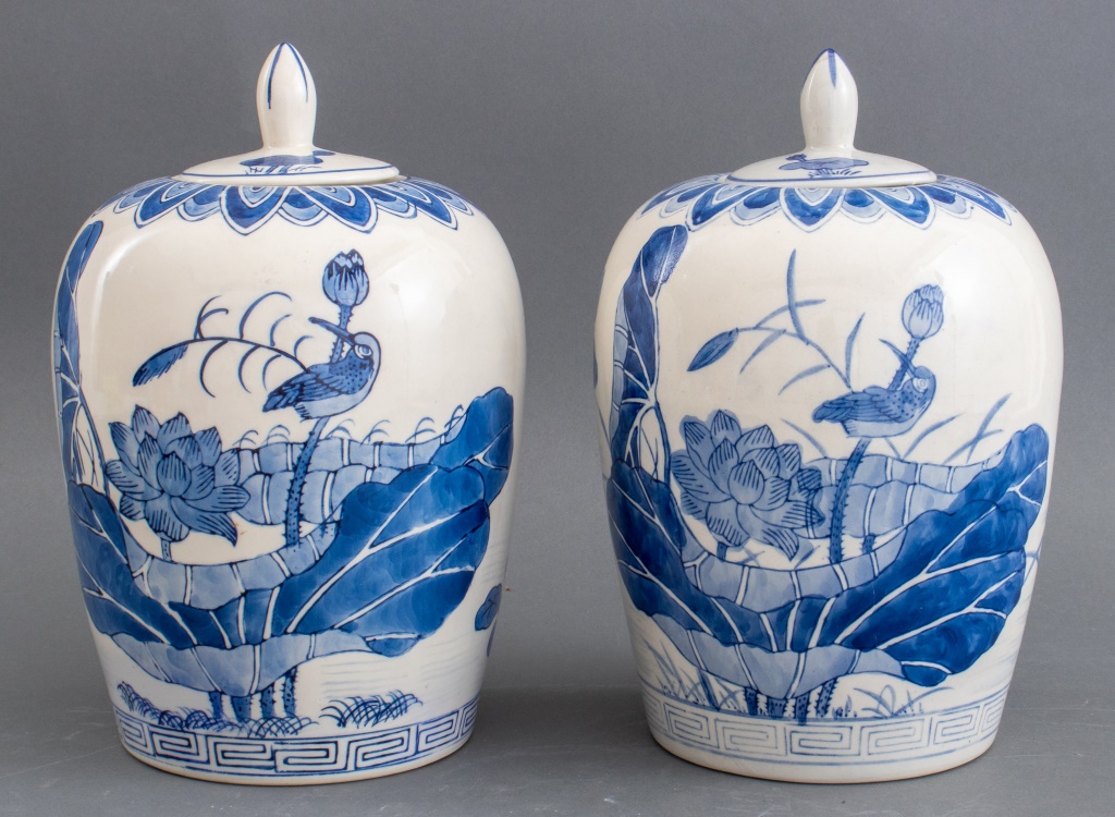 CHINESE BLUE & WHITE COVERED GINGER
