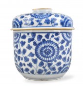 CHINESE BLUE & WHITE COVERED J
