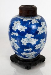 CHINESE BLUE & WHITE COVERED G