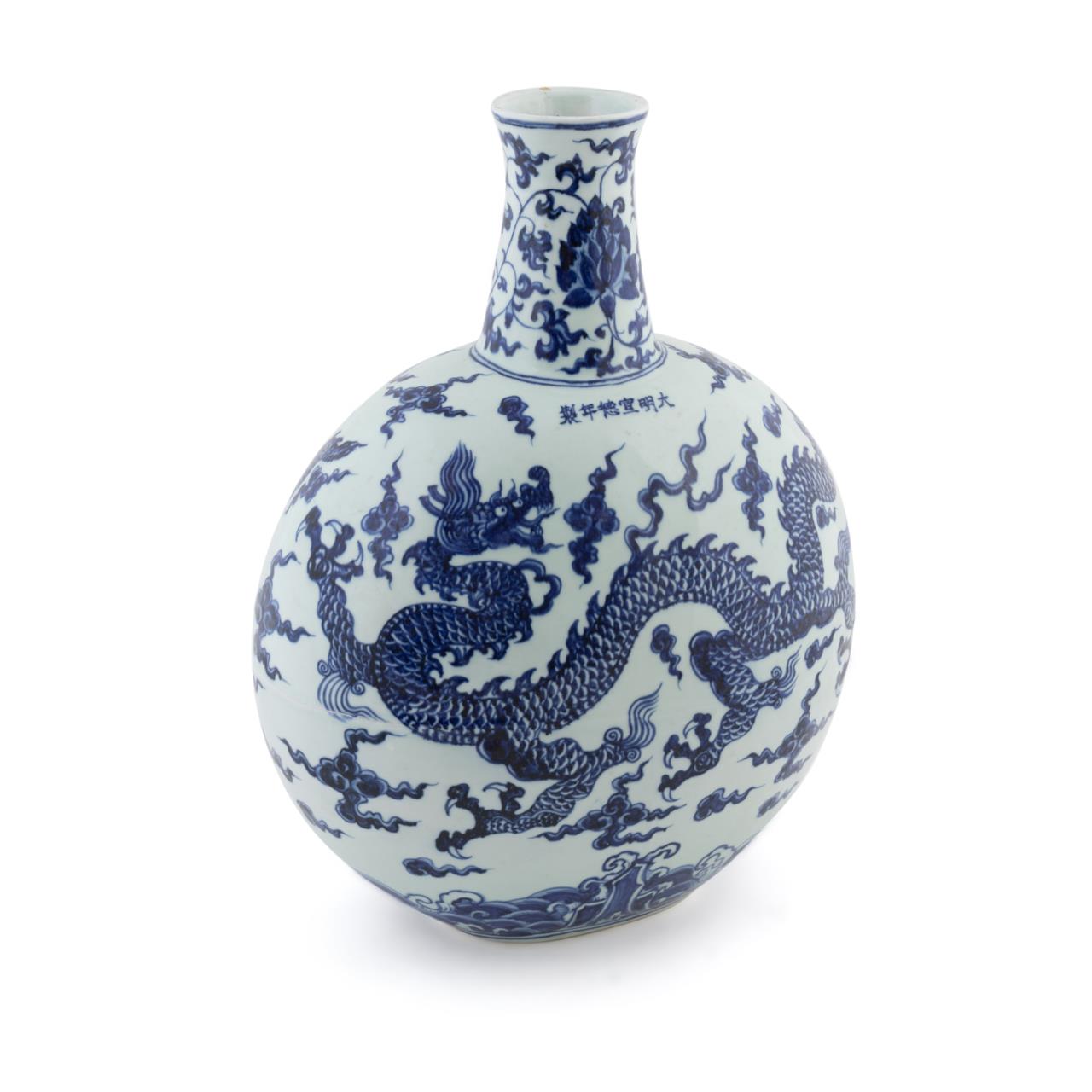 CHINESE BLUE & WHITE DRAGON MOTIF