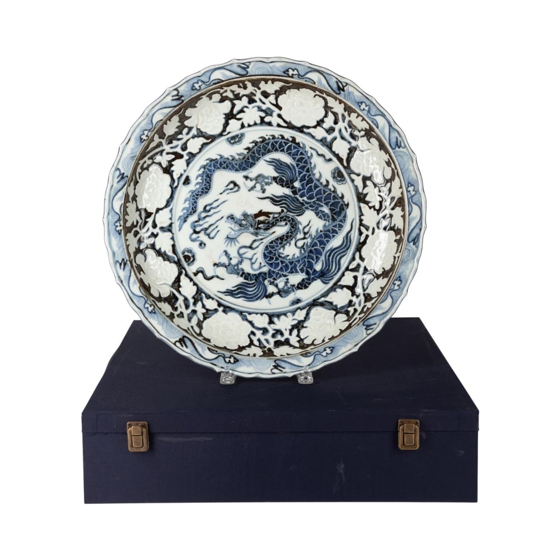 CHINESE BLUE & WHITE DRAGON CHARGER