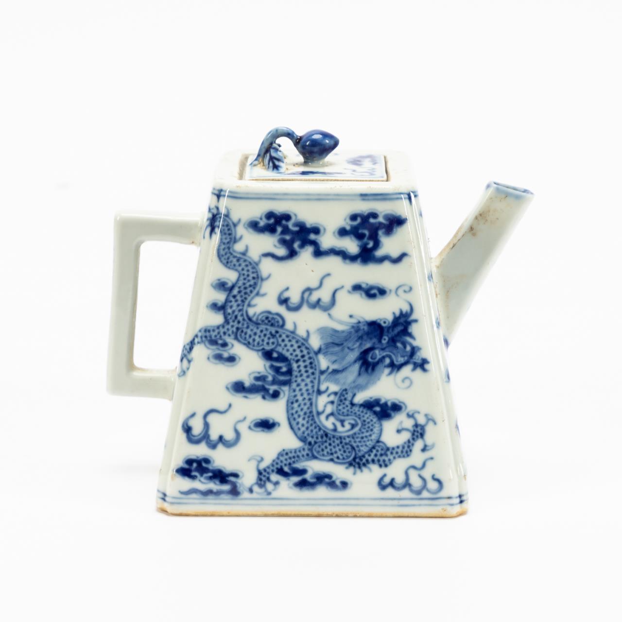 CHINESE BLUE & WHITE DRAGON MOTIF