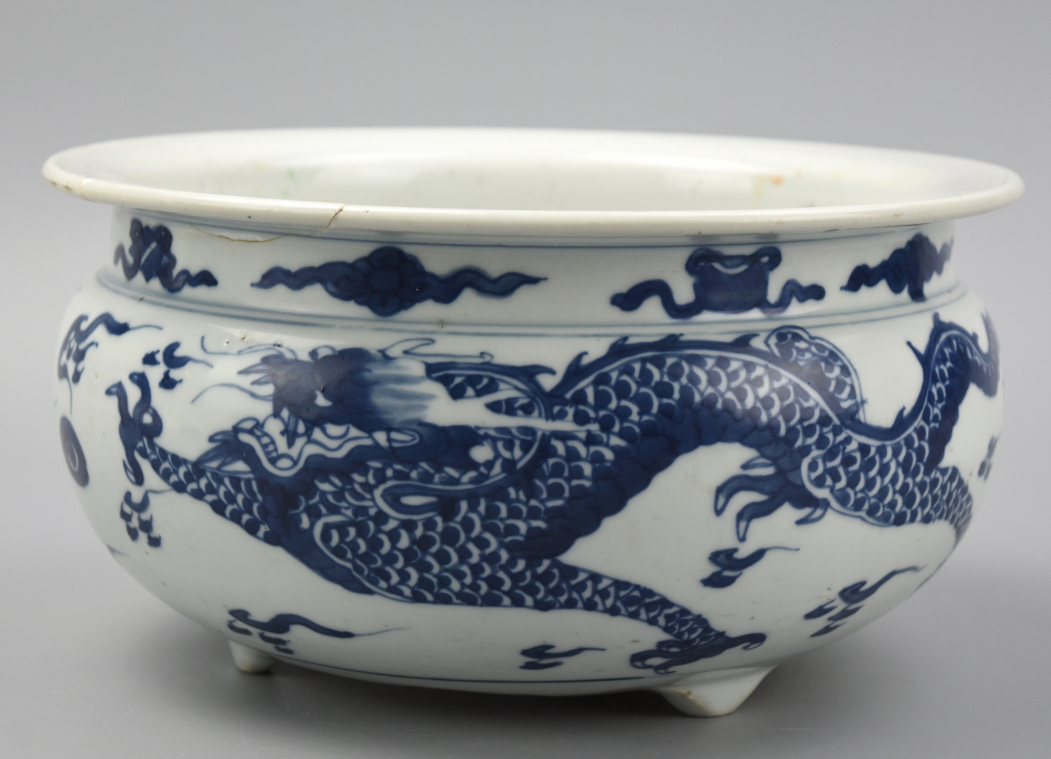 CHINESE BLUE & WHITE TRIPOD