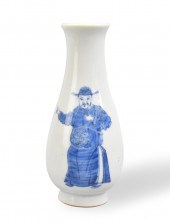 CHINESE BLUE & WHITE VASE W/ F