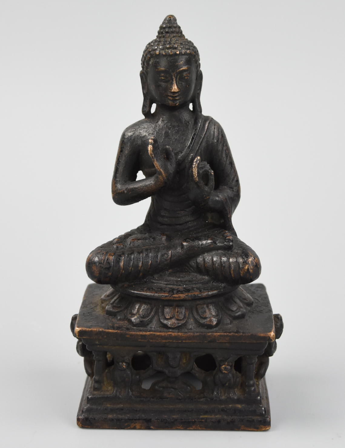 CHINESE BRONZE FIGURE OF BUDDHA,