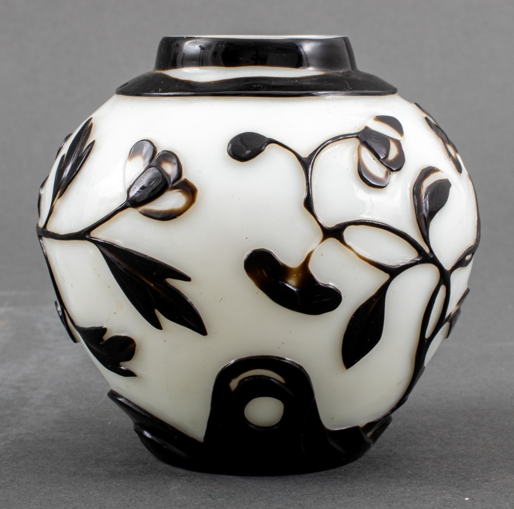 CHINESE CAMEO PEKING GLASS