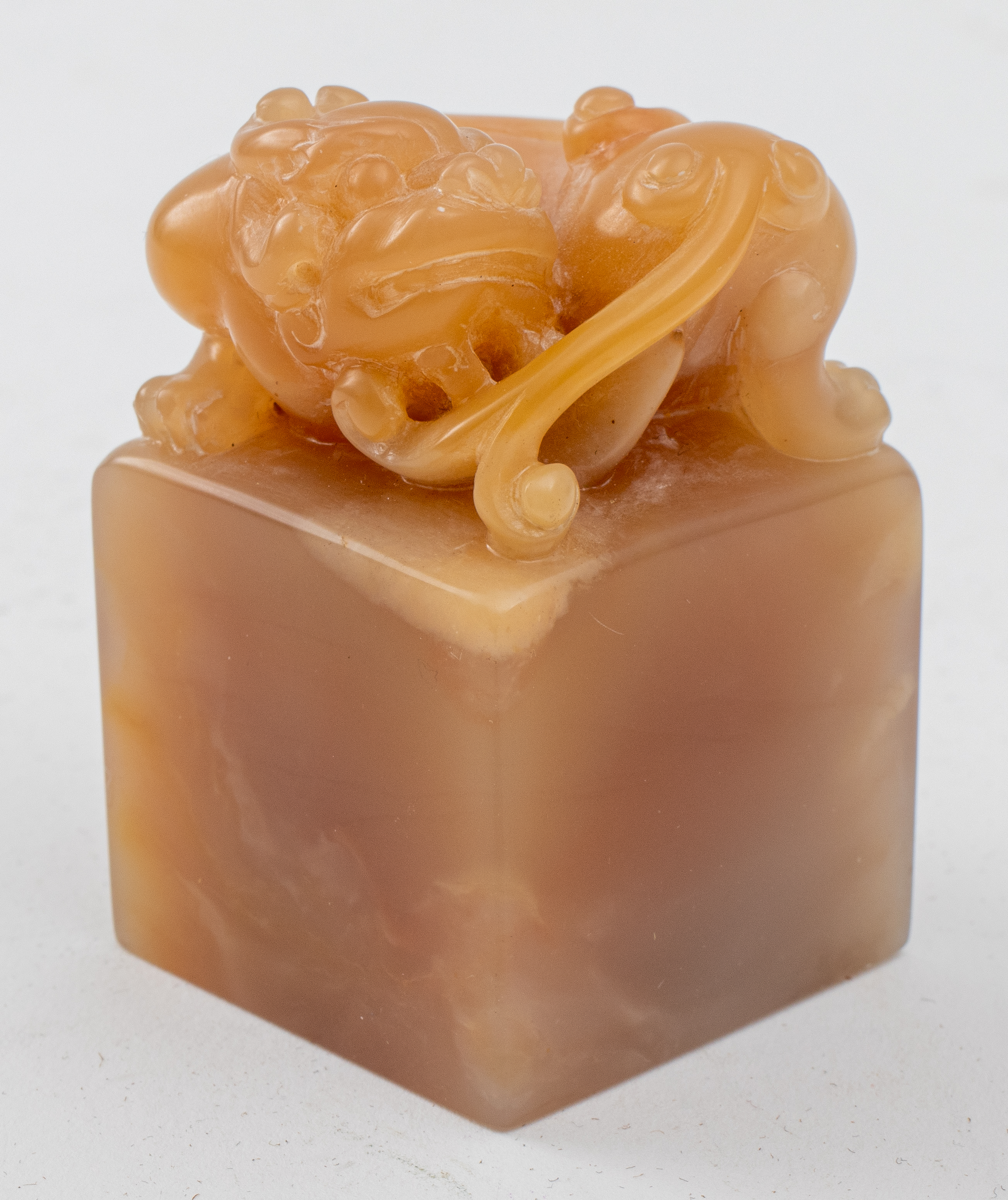 CHINESE CARVED AGATE FOO LION
