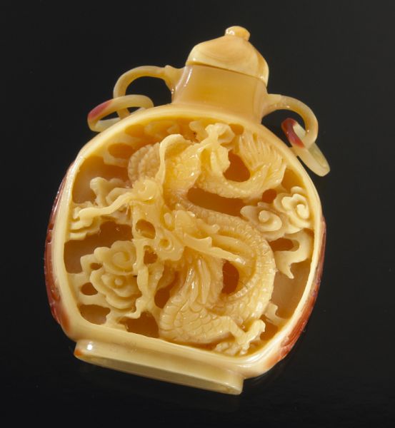 Chinese carved hornbill snuff