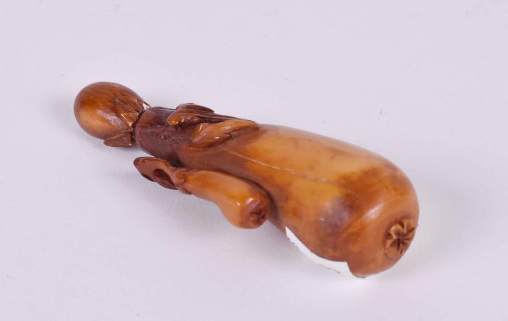 CHINESE CARVED NUT GOURD-FORM SNUFF