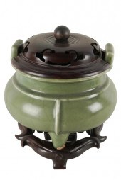 CHINESE CELADON JARDINIEREunma