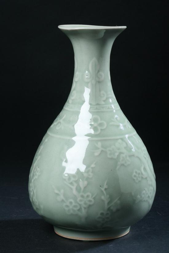 CHINESE CELADON PORCELAIN VASE.