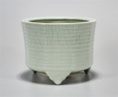 Chinese celadon porcelan tripo