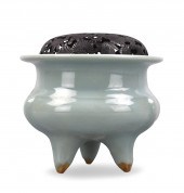 CHINESE CELADON TRIPOD CENSER