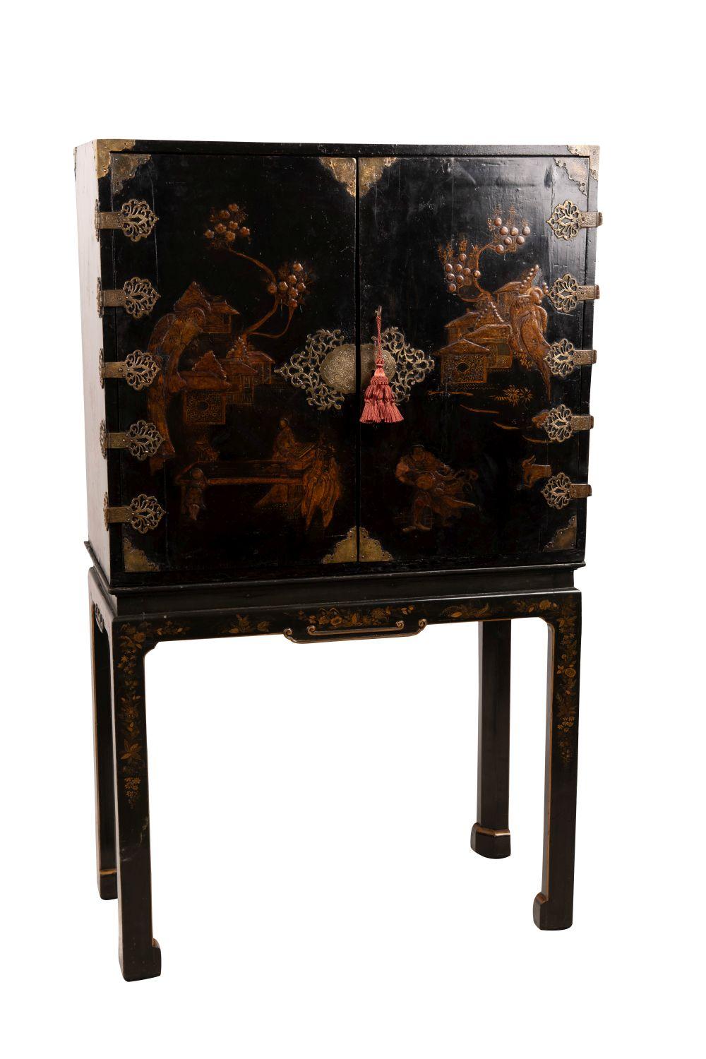 CHINESE CHIPPENDALE CABINET ON