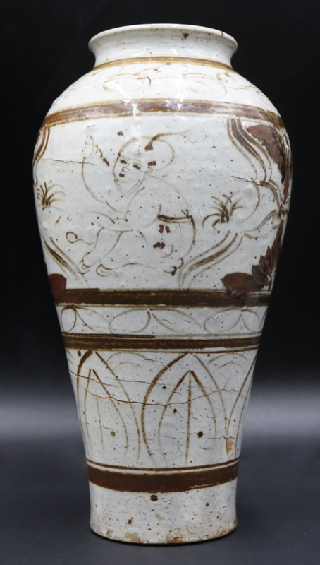 CHINESE CIZHOU VASE WITH PAINTED