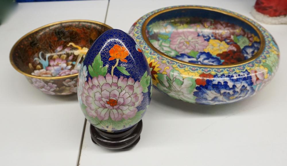CHINESE CLOISONNE EGG ON HARDWOOD