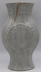 CHINESE CRACKLE-GLAZE VASE WIT