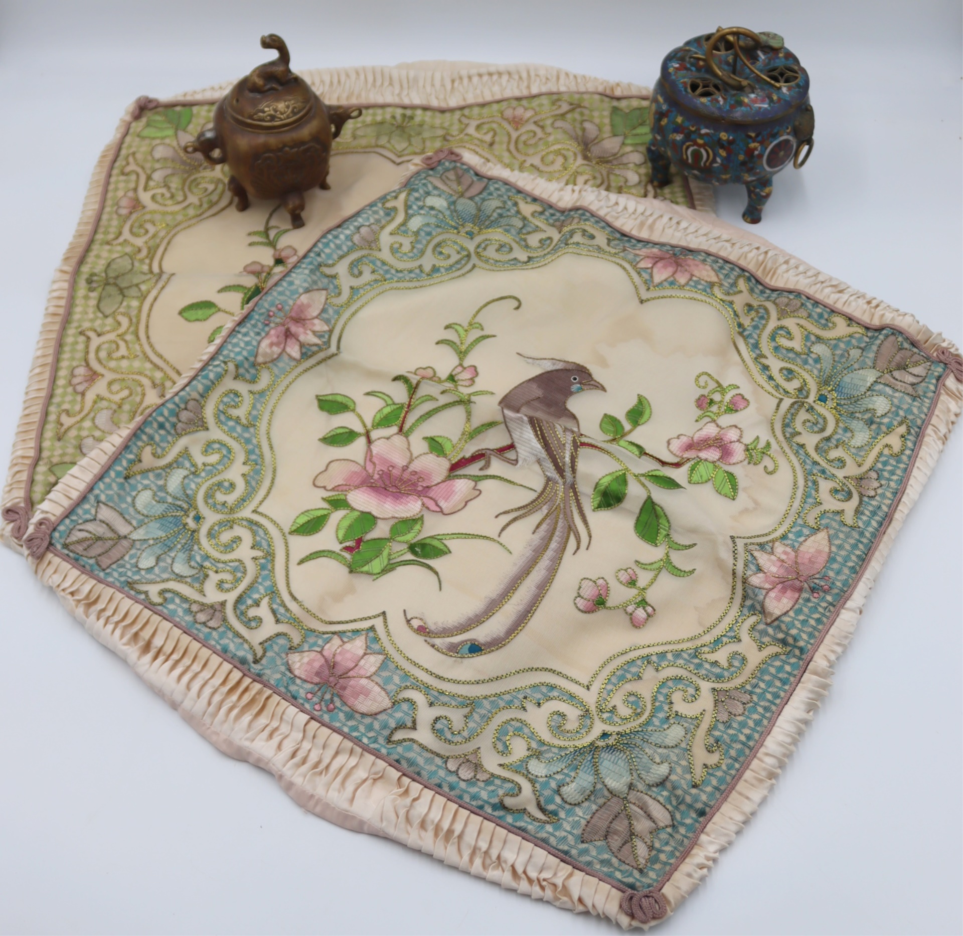CHINESE DECORATIVE OBJECTS