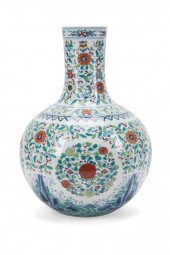 CHINESE DOUCAI PORCELAIN BOTTL