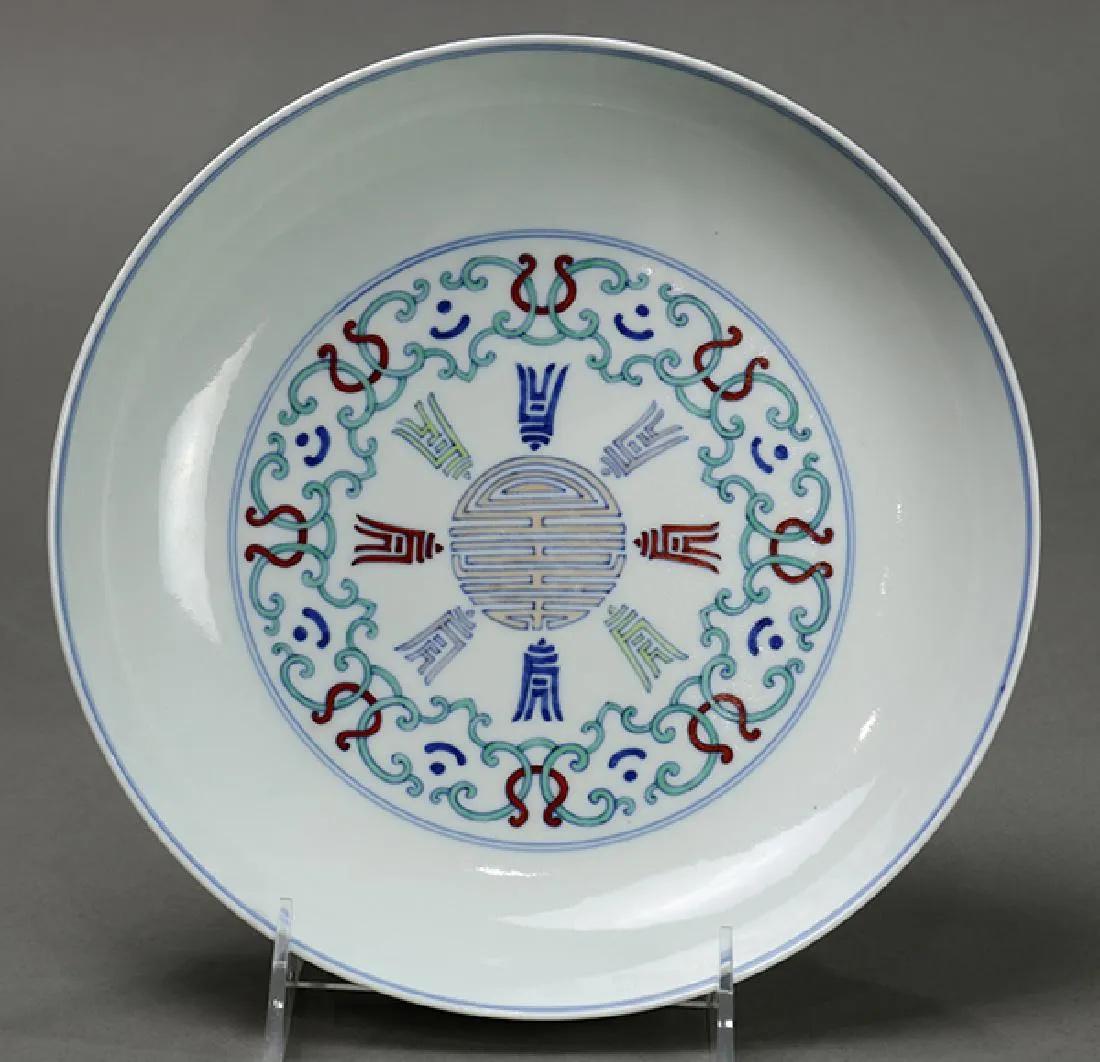 CHINESE DOUCAI PORCELAIN PLATE OF