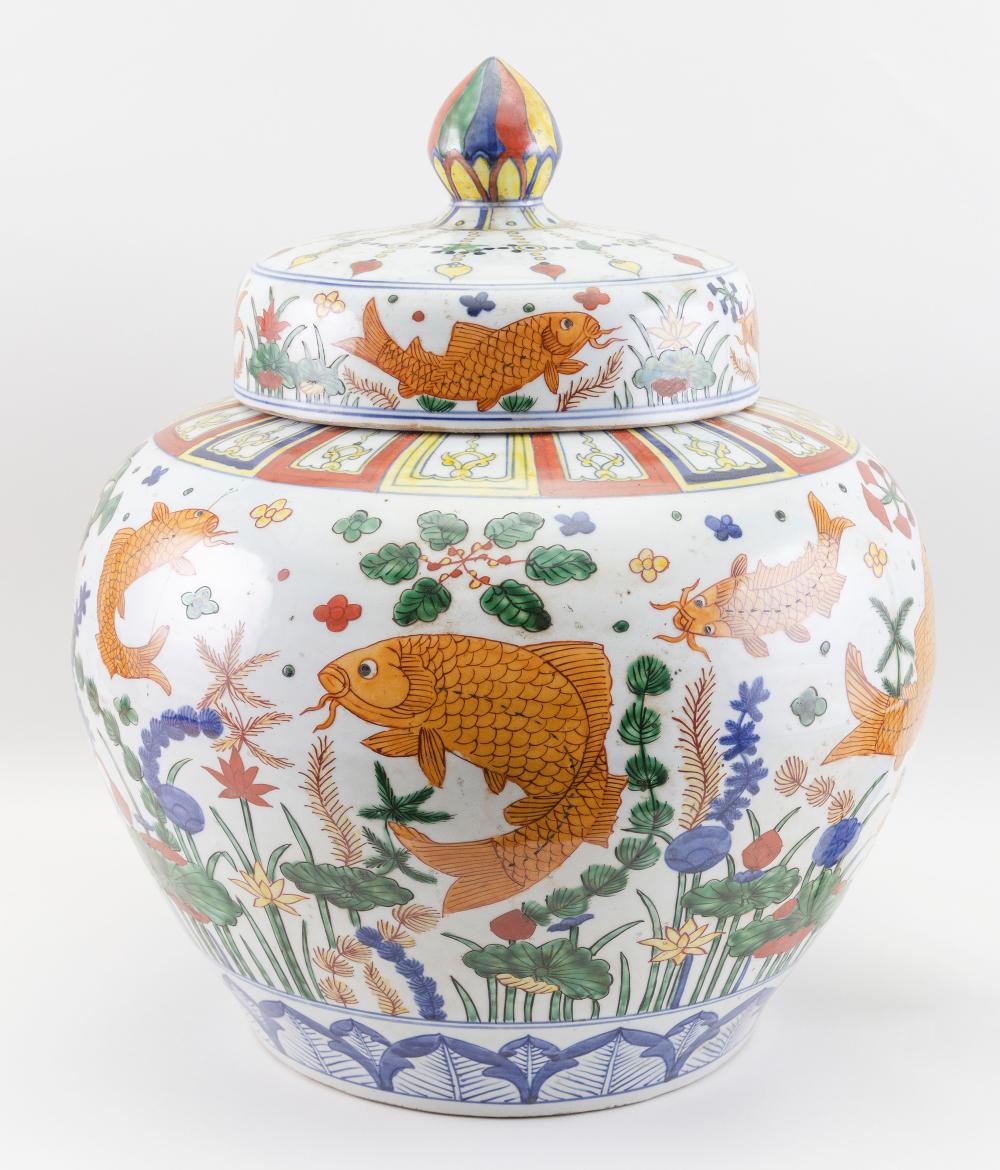 CHINESE DOUCAI PORCELAIN TEMPLE JAR