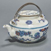 CHINESE DOUCAI TEAPOT Chinese