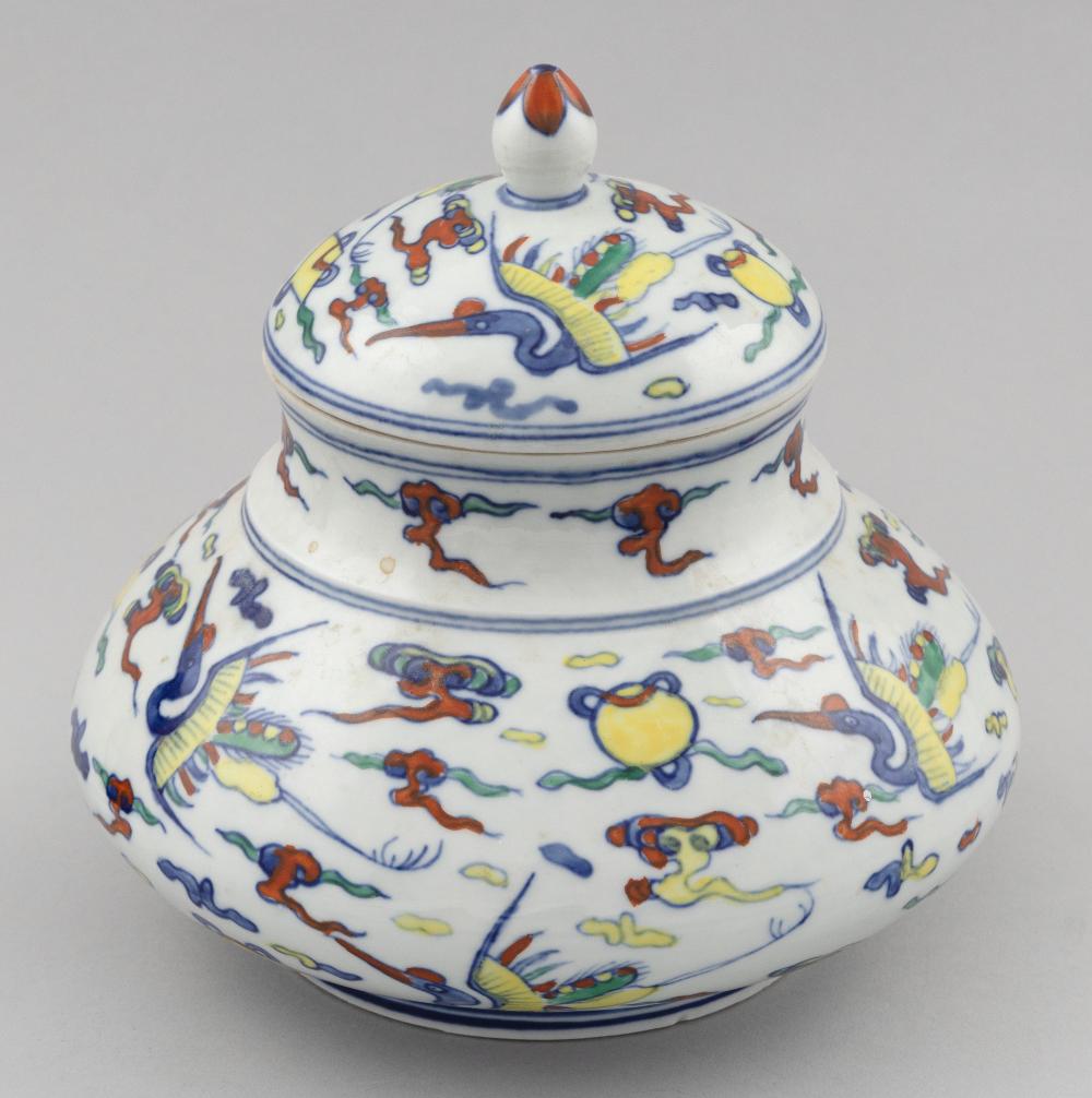 CHINESE DUCAI PORCELAIN COVERED JAR