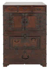 CHINESE ELM WOOD CHEST<br>Chin
