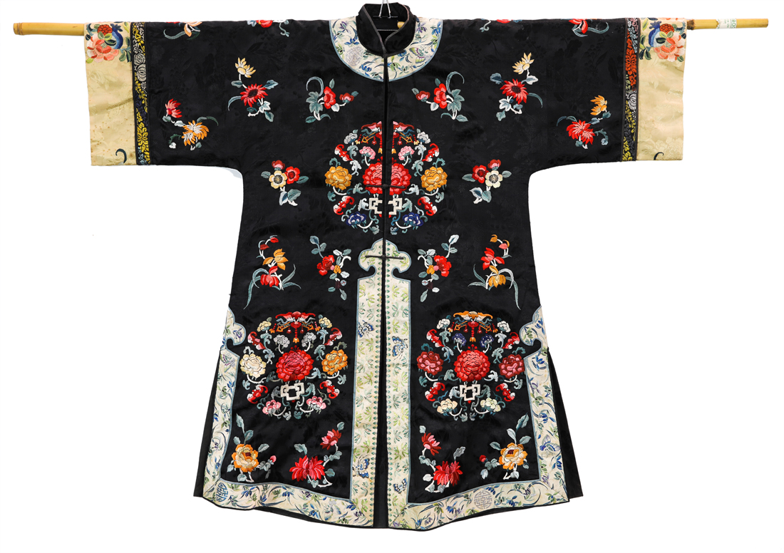 CHINESE EMBROIDERED LADY'S ROBE