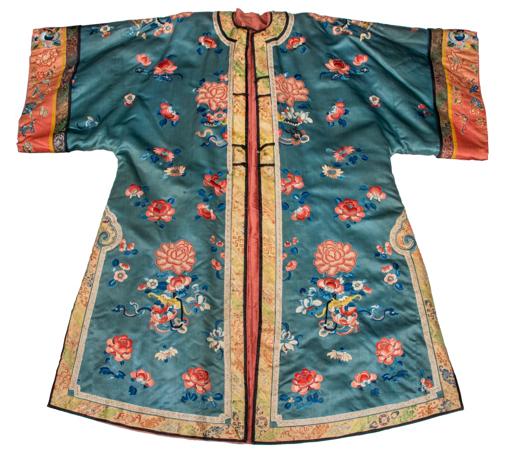CHINESE EMBROIDERED SILK ROBE